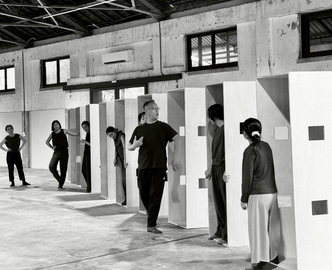 莊老師示範當代樂舞動作